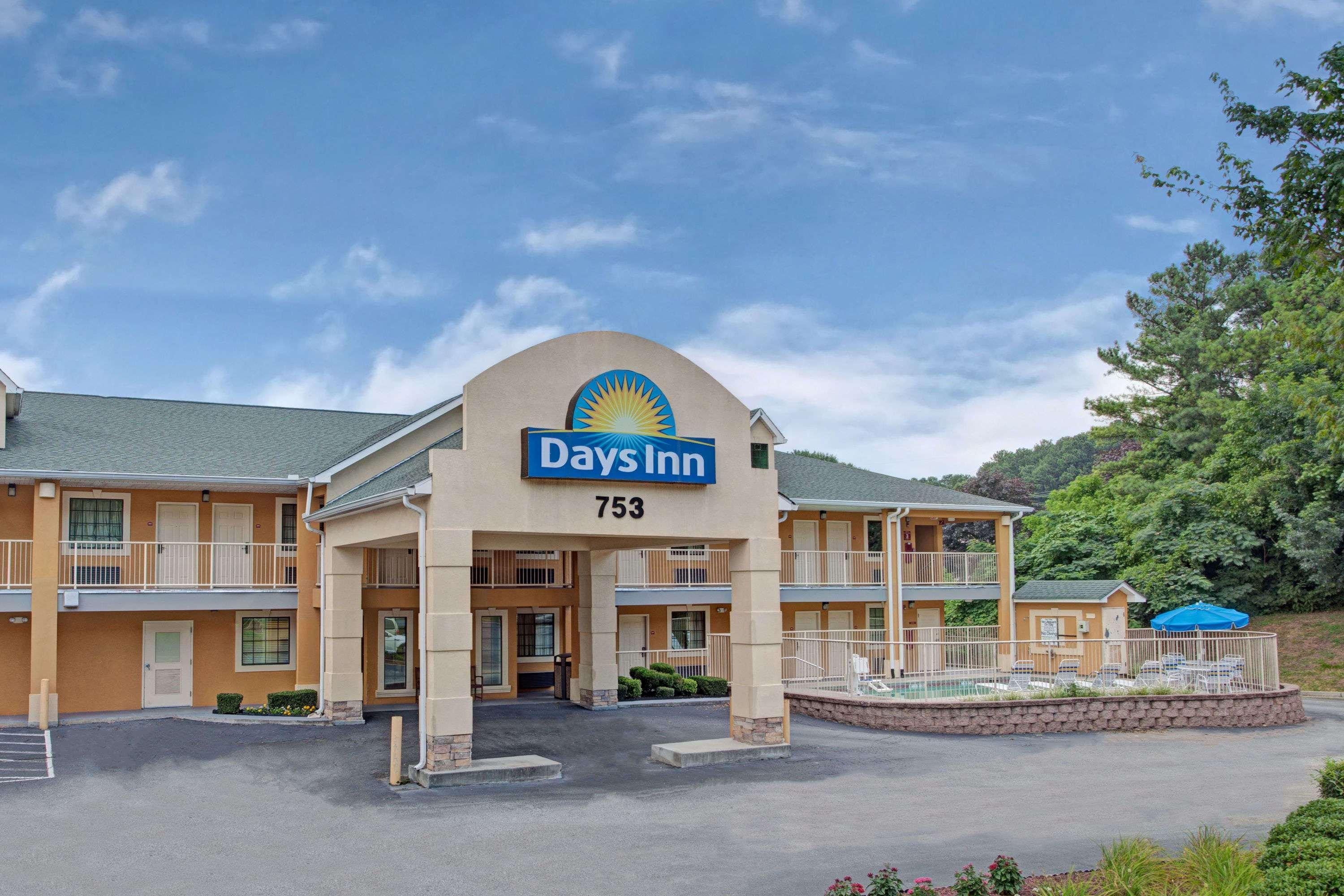 Days Inn By Wyndham Marietta White Water Exterior photo